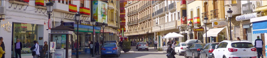 Tomelloseros recorriendo las calles del centro de la ciudad 