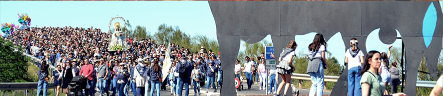 tomelloseros acompañando a la virgen, su patrona. 
